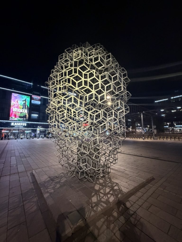 just a fun photo of this cool statue I walked by